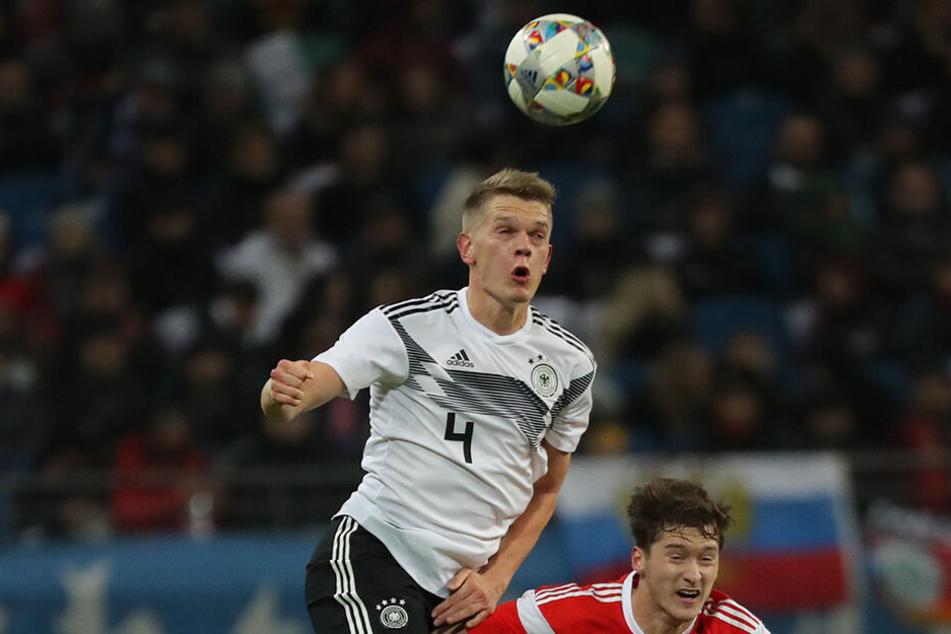 Ginter im DFB-Dress. Der Abwehrspieler überspringt den Russen Alexej Mirantschuk.