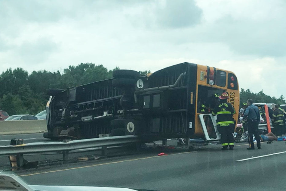 Der Bus blieb nach dem Unfall auf der Seite liegen.