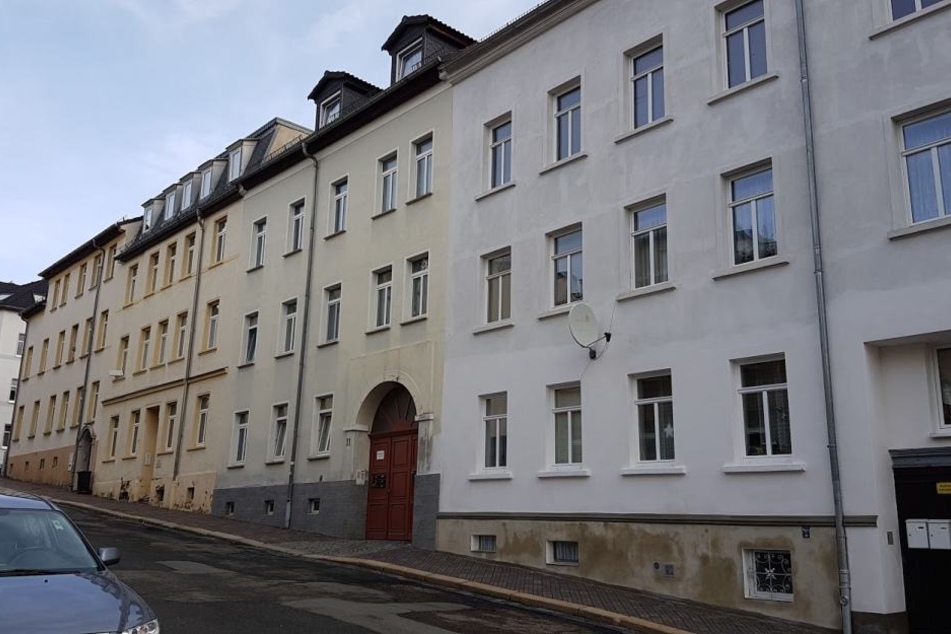 In einem Mehrfamilienhauses im Stadtzentrum von Gera wurde eine leblose Person gefunden.