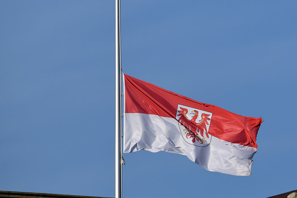 Die Flaggen stehen auf Halbmast. Ein ganzes Bundesland trauert um die verstorbenen Feuerwehrmänner.