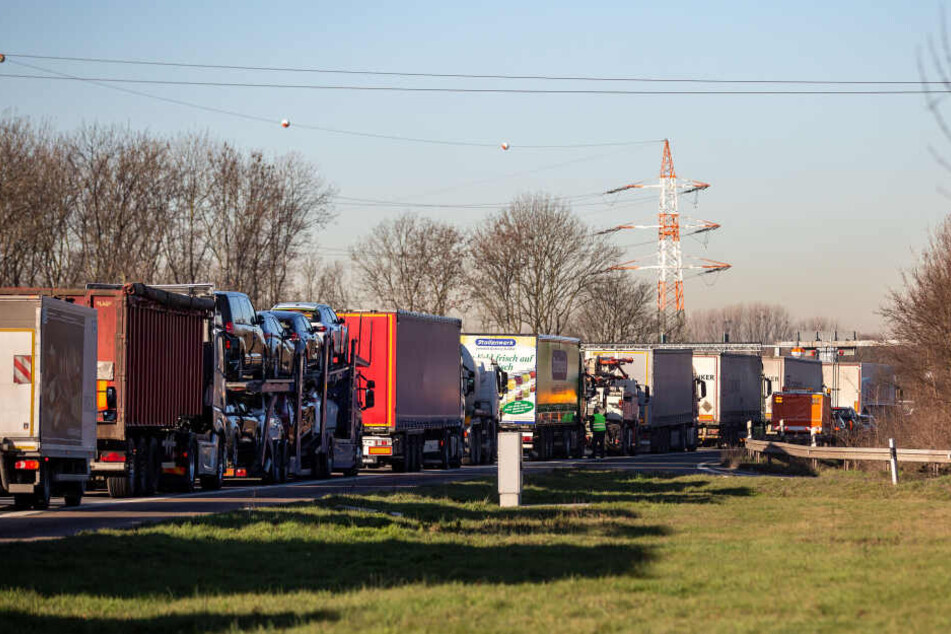 Die Autobahn A40 wurde gesperrt. Die Lkw und Autos stauten sich auf der Straße.