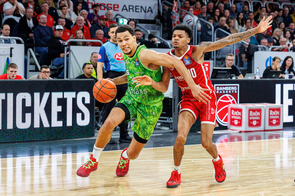 Nicholas Tischler (l.) von den Niners im Duell mit Ronaldo Segu von den Bamberg Baskets.