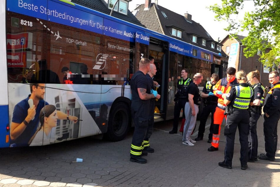 Bei einem Busunfall in Hamburg am Dienstagnachmittag wurden sieben Personen verletzt. Nun sucht die Polizei nach einem Kind, das mutmaßlich Schuld an dem Unfall gewesen sein soll.
