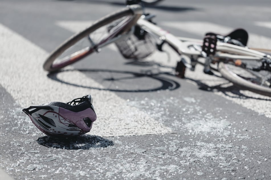 Fußgänger boxt 28-Jährigen vom Fahrrad: Polizei sucht Zeugen!