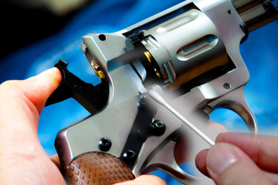 Der Mann und sein Freund bestückte den Revolver mit einem halbierten Wattestäbchen.