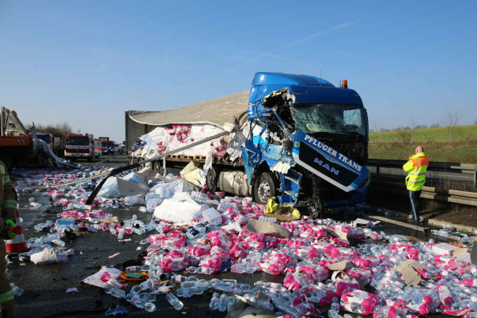 Die A9 war nach dem Unfall voller Wasserflaschen, die der Lkw geladen hatte.