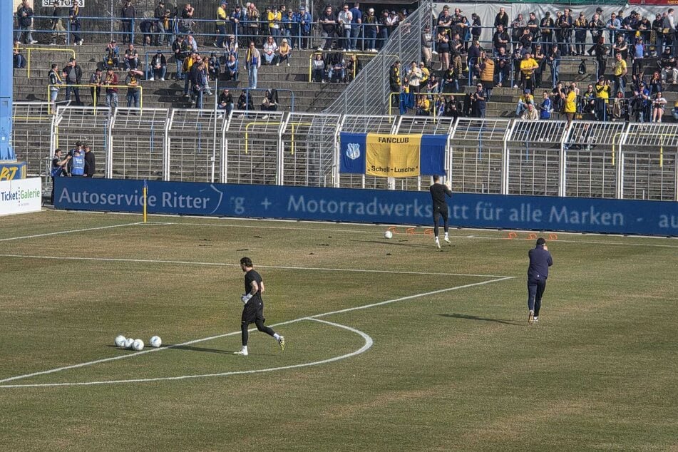 Die ersten Spieler haben sich zur Erwärmung aufs Feld begeben.