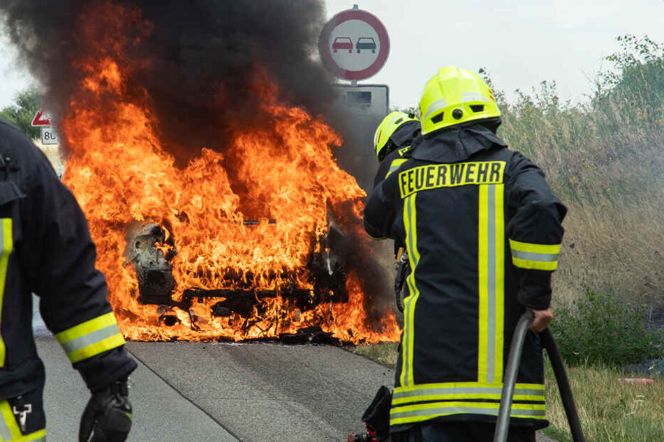 Das Auto brennt lichterloh. Die Feuerwehr hatte alle Hände voll zu tun.