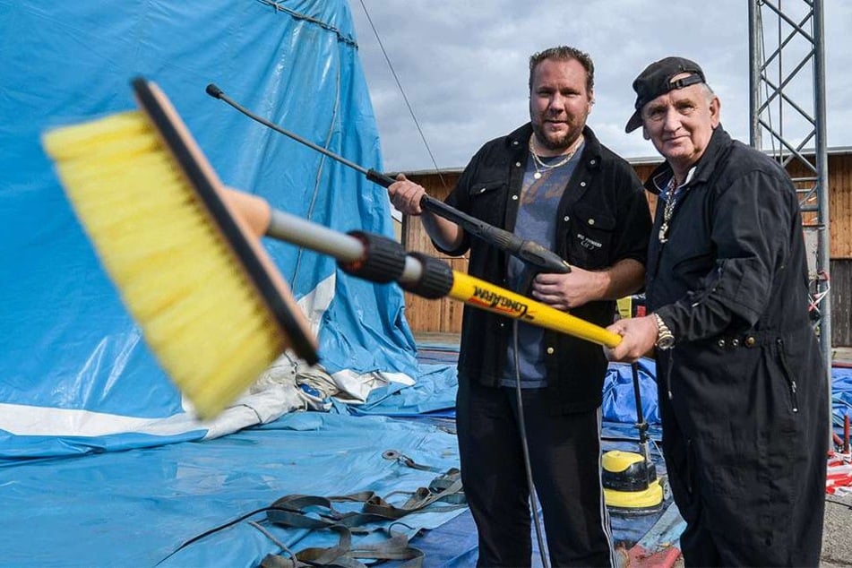 Die Saubermänner vom Weihnachts-Circus: Direktor Mario Müller-Milano (69, r.)
und sein Nachfolger Filip Kaiser (34).