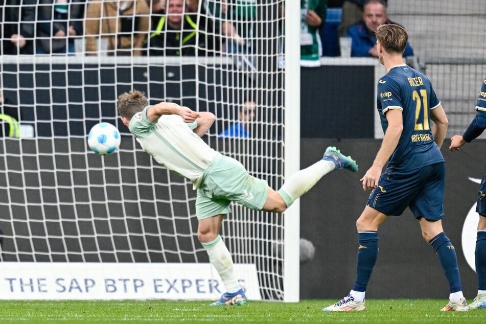 Jens Stage (l.) köpft zum 4:3-Siegtreffer für Werder Bremen ein.