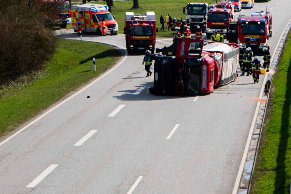 Unfall A1: Zweiter Lkw-Crash: Umgekippte Lastwagen sorgen weiterhin für Sperrung der A1!
