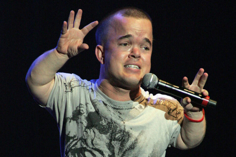 Brad Williams (36) ist ein US-amerikanischer Komiker. Auch er ist kleinwüchsig.