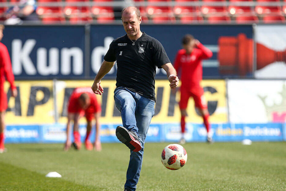 Am liebsten würde er wohl selbst noch gegen den Ball hauen - Joe Enochs wäre sicher immer noch eine Verstärkung für den FSV...
