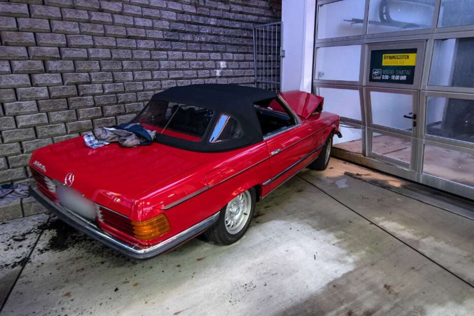 Der Mercedes SL war nach dem Unfall nur noch Schrott.