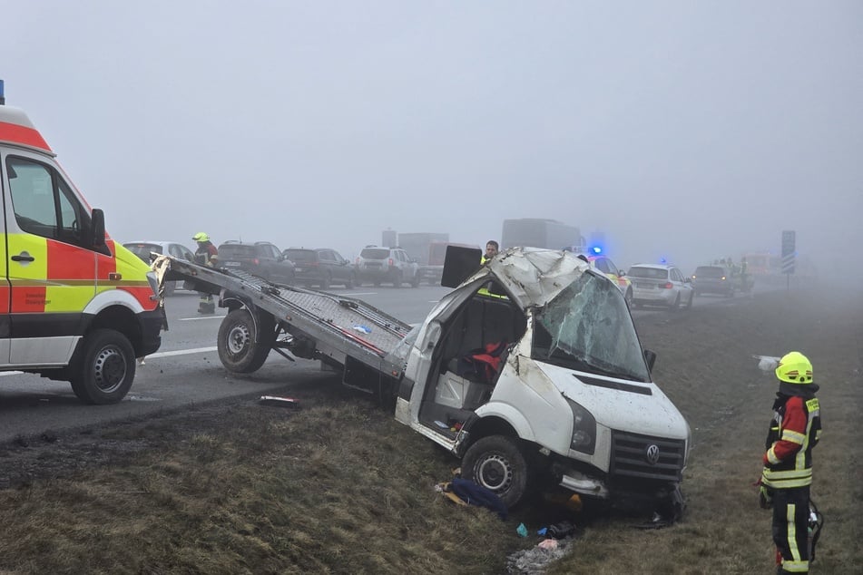Einsatzkräfte kümmern sich vor Ort.