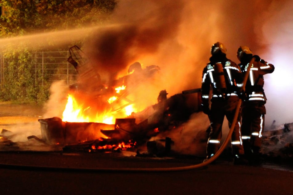 Leipzig: Feuerwehreinsatz in Gewerbegebiet Was fällt hier den Flammen zum Opfer?