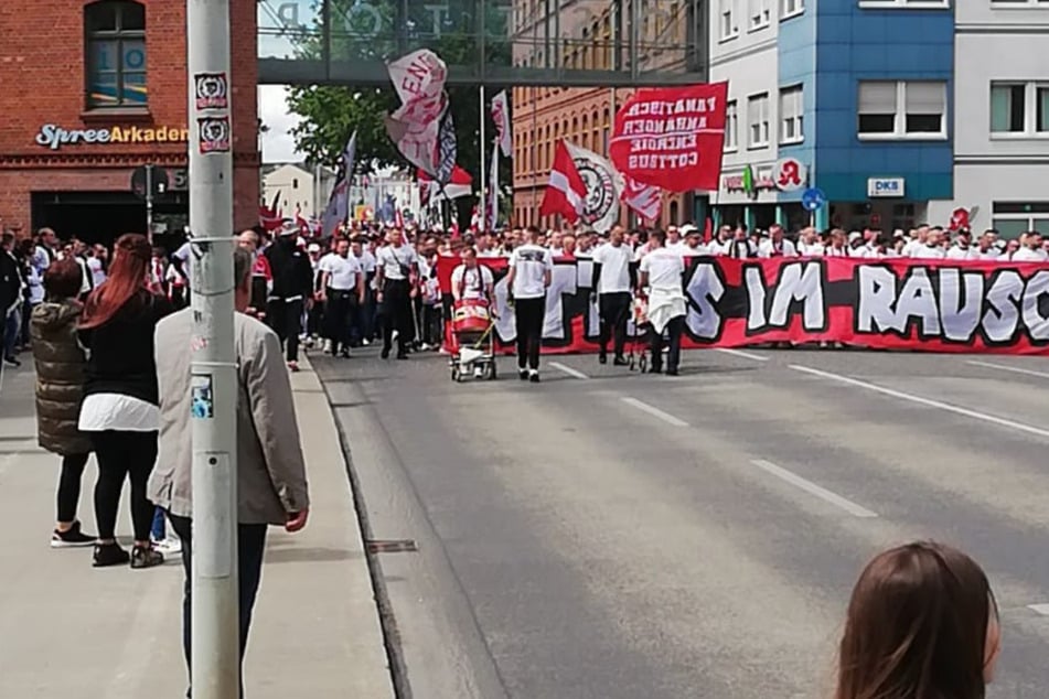 Die Energie-Fans pilgern geschlossen in Richtung Heimstätte. Dabei kommt vereinzelt auch Pyro zum Einsatz.