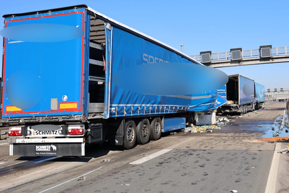 Für die Bergungsarbeiten muss die A1 in Richtung Dortmund am Kreuz Köln-West vorübergehend komplett dicht gemacht werden.