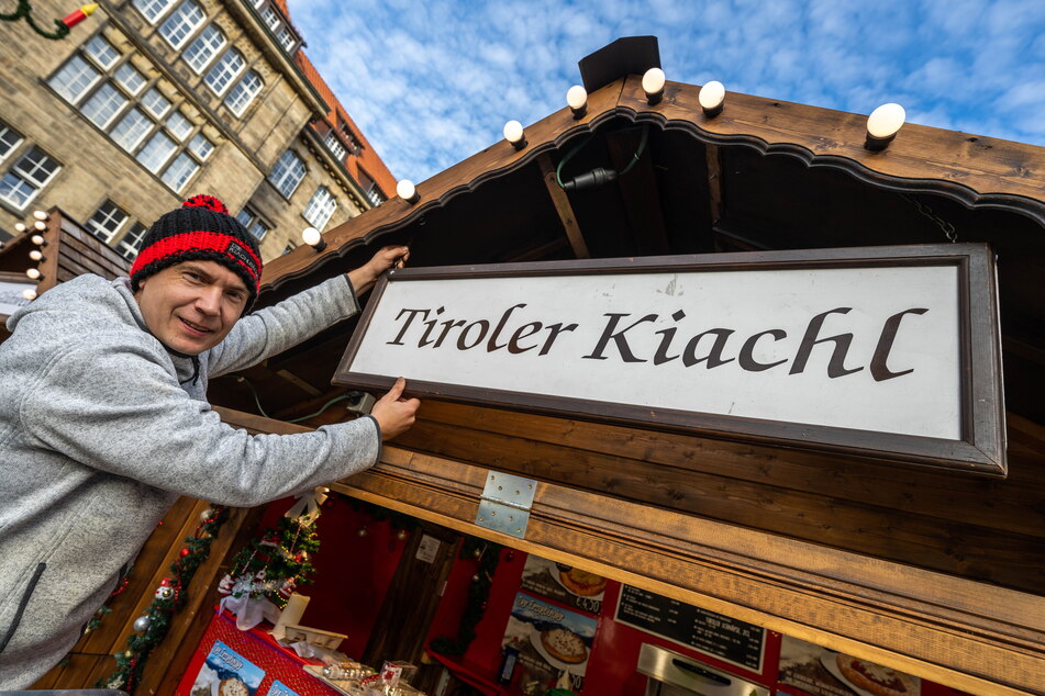 Marcus Richter (39) verkauft "Tiroler Kiachl" auf dem Weihnachtsmarkt.
