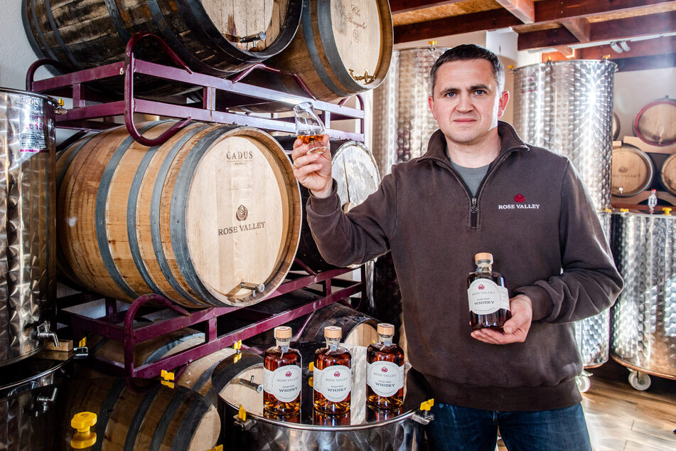 Eric Brabant (43) mit seinem eigenes hergestellten Single Malt. Den "Rose-Valley-Whisky" gibt's nach drei Jahren Reifung im Sherryfass jetzt endlich zu kaufen.