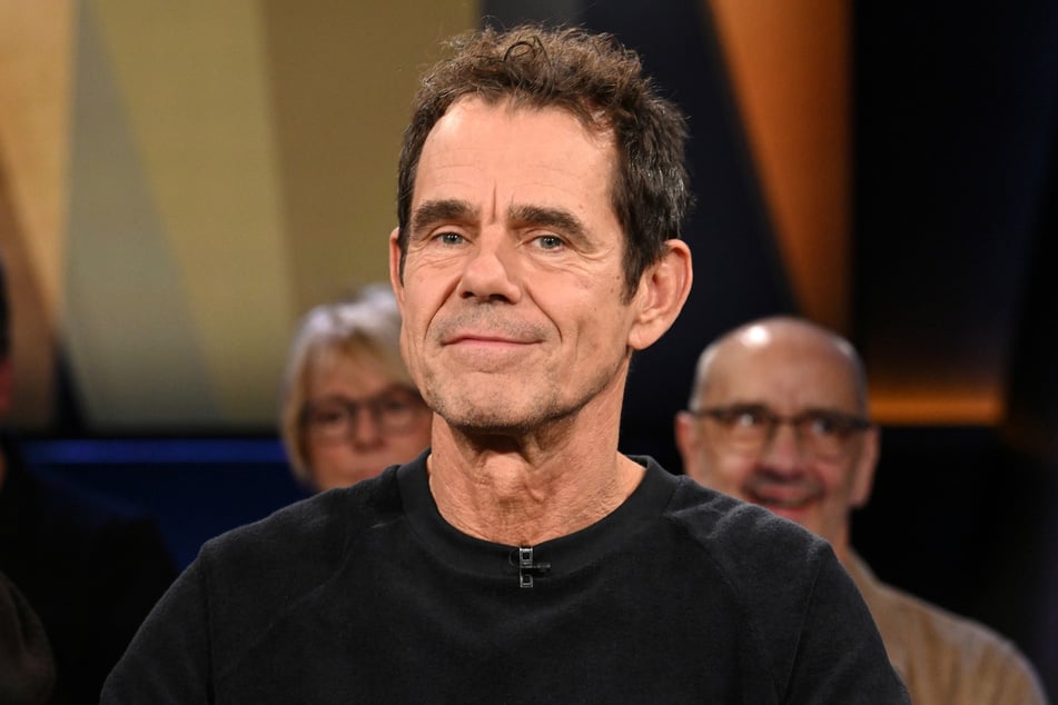 "Babylon Berlin"-Regisseur Tom Tykwer (61) war am Freitag in der "NDR Talk Show" zu Gast und erzählte von den Dreharbeiten der ARD-Serie.
