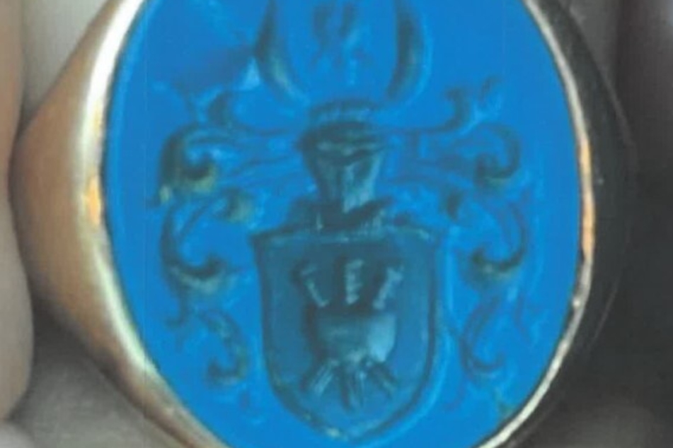 Symbolbild des Siegels. Bei dem fehlenden Ring handelt es sich jedoch um einen eckigen Herrenring.
