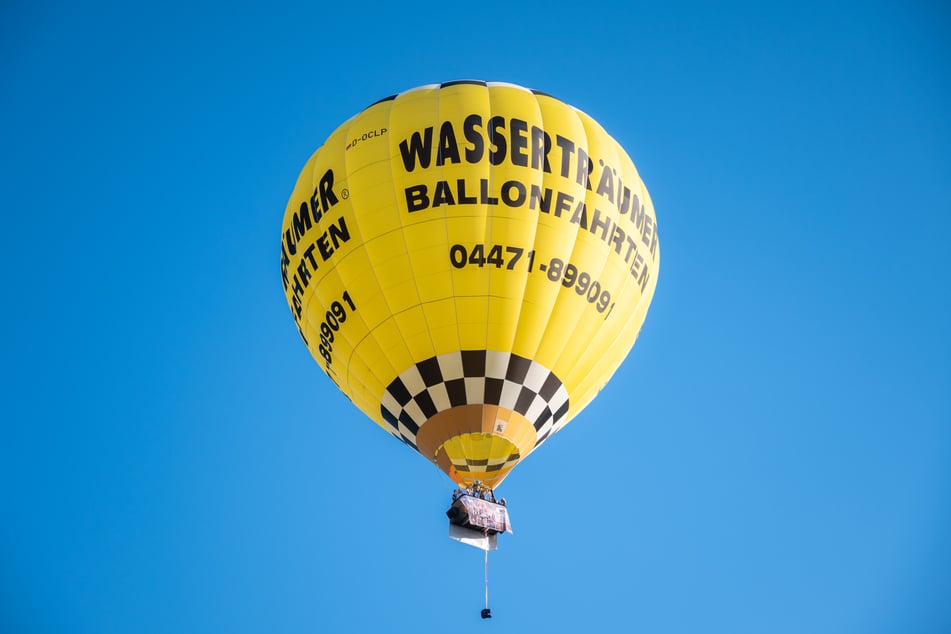 Die Band "Crackerjacks" fährt mit dem Heißluftballon über Cloppenburg und gibt dabei ein Ballonkonzert.