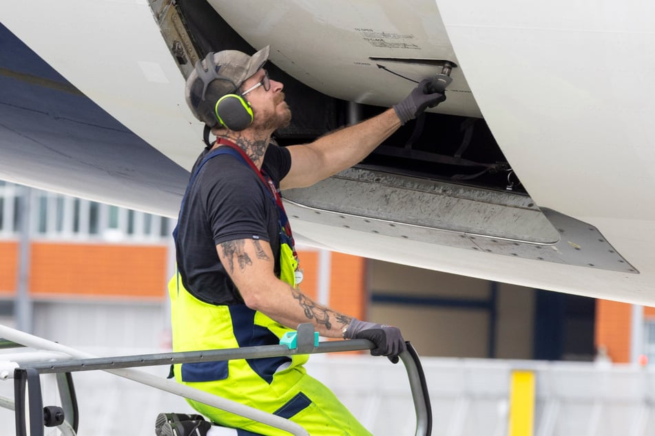 Klappe zu, alles im Lot: Wenn Thomas Weber die Gepäckklappe verschlossen hat, ist der Airbus für den Abflug bereit.