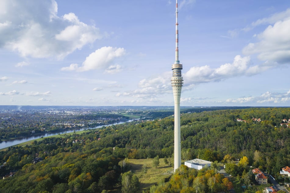Der Dresdner Fernsehturm (Baujahr 1969) oberhalb der Elbhänge: Das Rathaus hält am Ziel einer Wiedereröffnung fest.