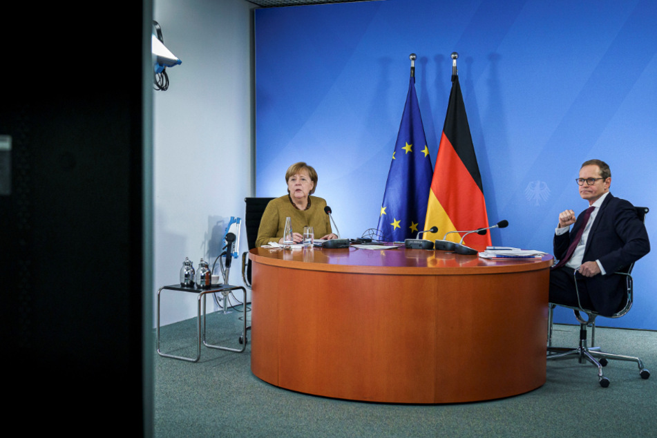 Bundeskanzlerin Angela Merkel (66, CDU, links), rechts neben ihr der Regierende Bürgermeister Michael Müller (56).
