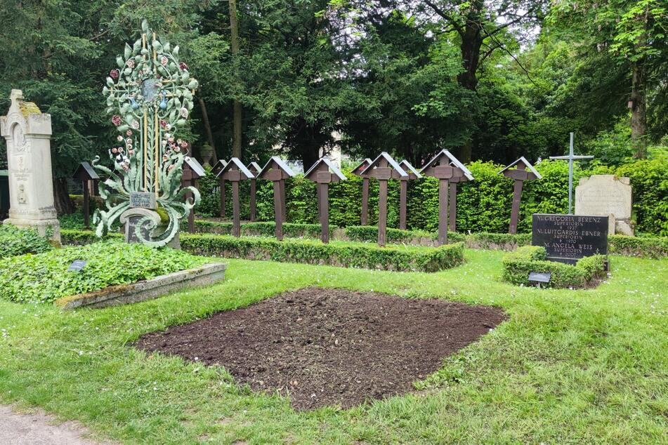 Nach der Grabschändung blieb lediglich eine rechteckige Erdfläche zurück.