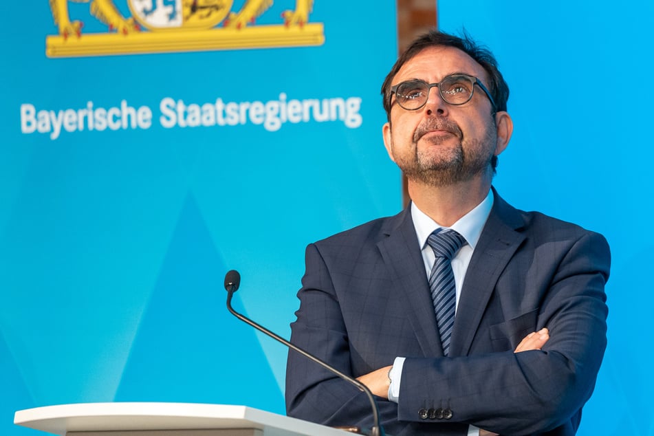 Bayerns Gesundheitsminister Holetschek gibt zu: "Der Kampf um den Impfstoff ist zum Kampf um den Impfling geworden."