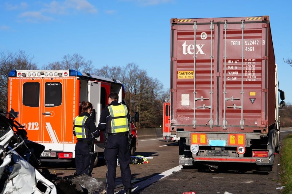 Der Transporter war ins Heck eines am Standstreifen stehenden Lastwagens geprallt. Der andere Lkw flüchtete von der Unfallstelle.