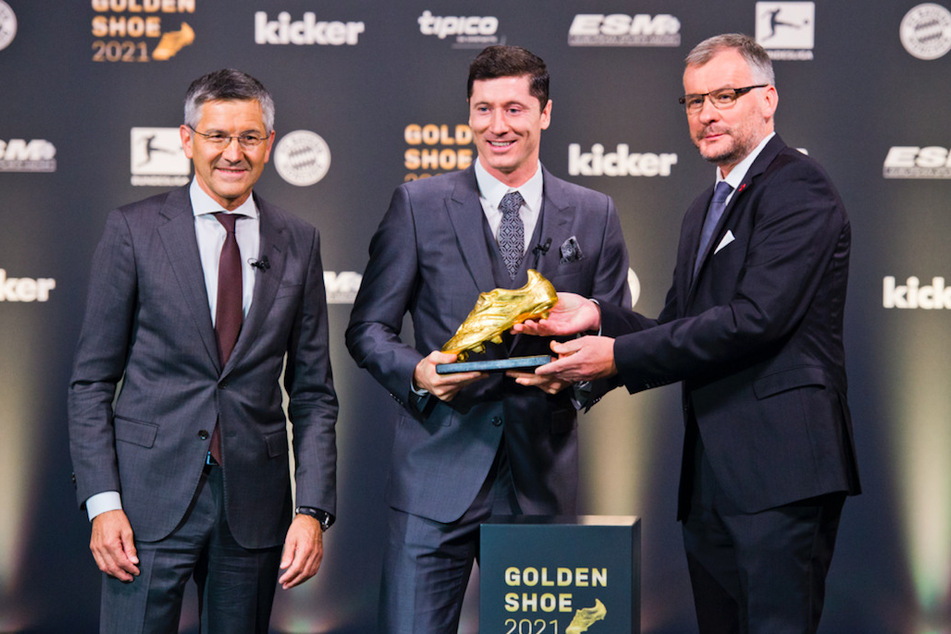 Kicker-Chefredakteur Jörg Jakob (v.r.n.l.) übergibt den Goldenen Schuh 2021 an Fußballprofi Robert Lewandowski (33) vom FC Bayern München neben Herbert Hainer (67), Vorstandsvorsitzender des Vereins.