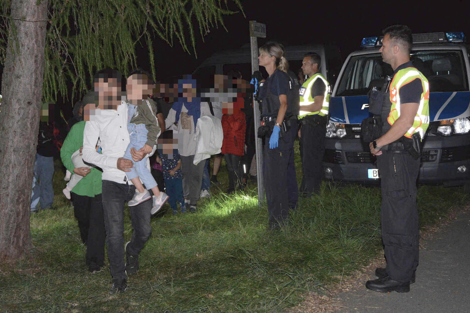 49 Personen befanden sich in dem Auto, darunter auch 20 Kinder. Am Abend wurden die Geflüchteten mit einem Polizeibus abtransportiert.