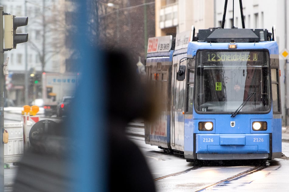 Eine Tram musste so heftig bremsen, dass eine Frau (63) stürzte und sich verletzte. (Symbolfoto)