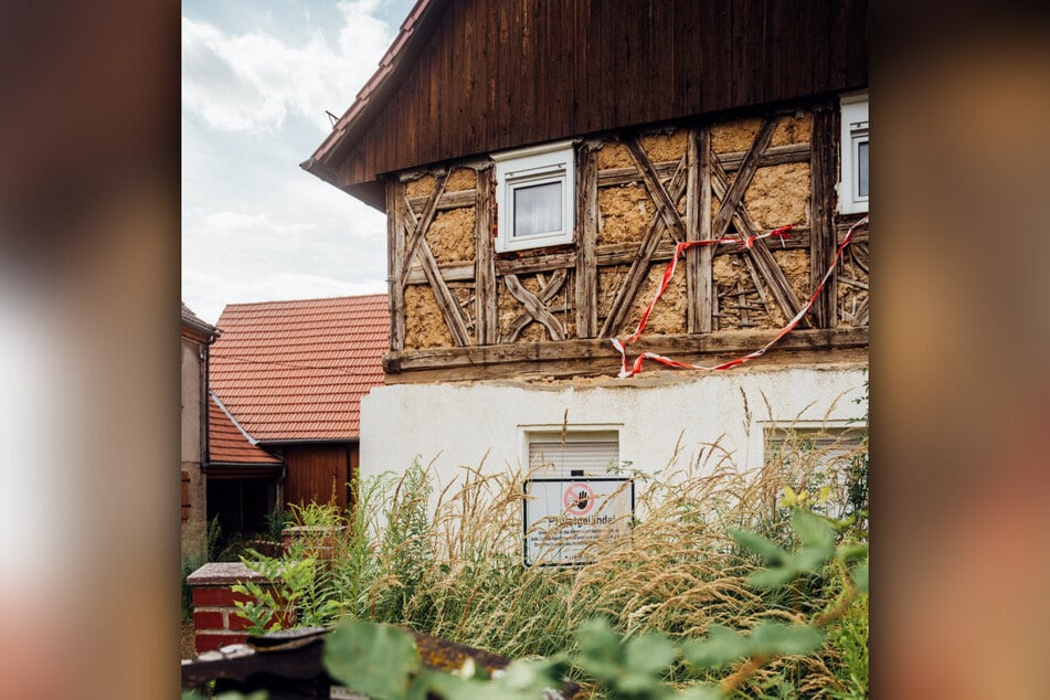 Ein Großteil der Häuser im Dorf steht leer und ist stark baufällig.