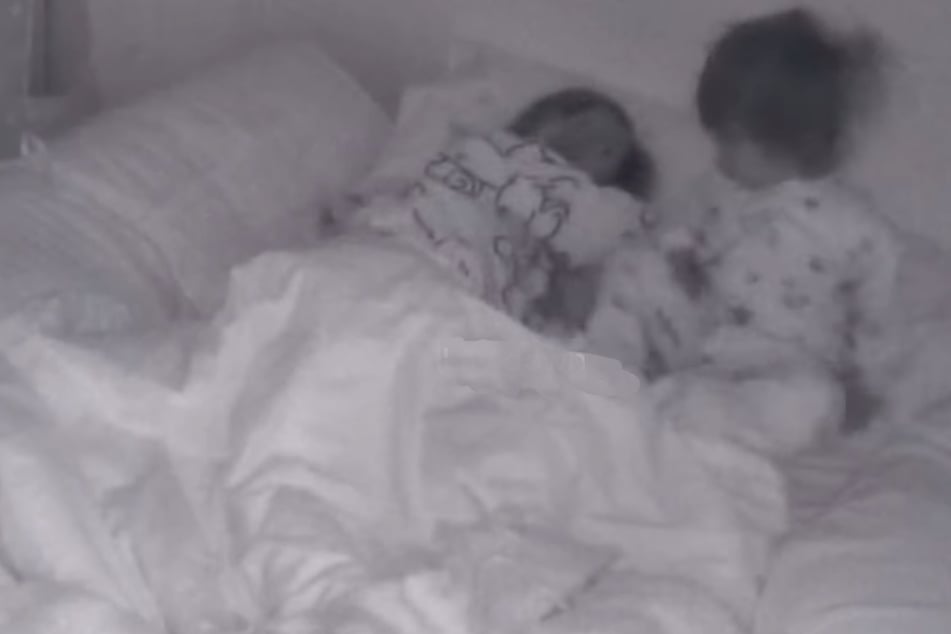 Un enfant d'un an doit dormir seul pour la première fois : ce qui se passe ensuite fait fondre tant de cœurs
