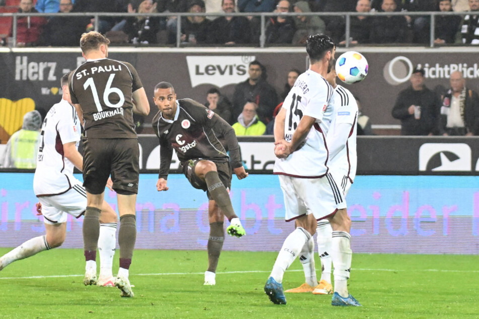 Etienne Amenyido (25, M.) nahm Maß und erzielte das zwischenzeitliche 4:1 für den FC St. Pauli.