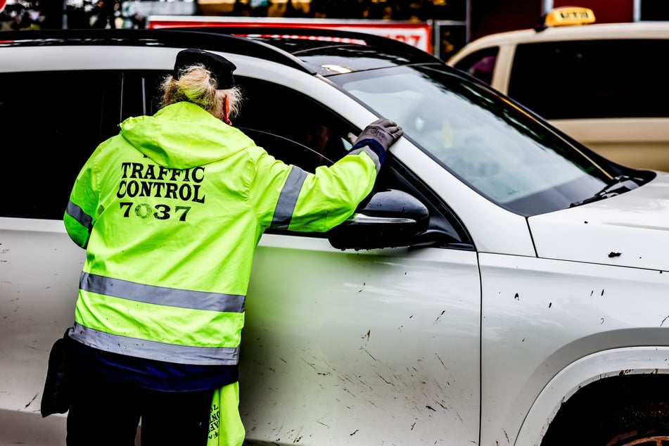 Einem der Verkehrsmitarbeiter fuhr ein Unbekannter während der Abreise über den Fuß. Gegen die Person wird jetzt ermittelt. (Archivbild)