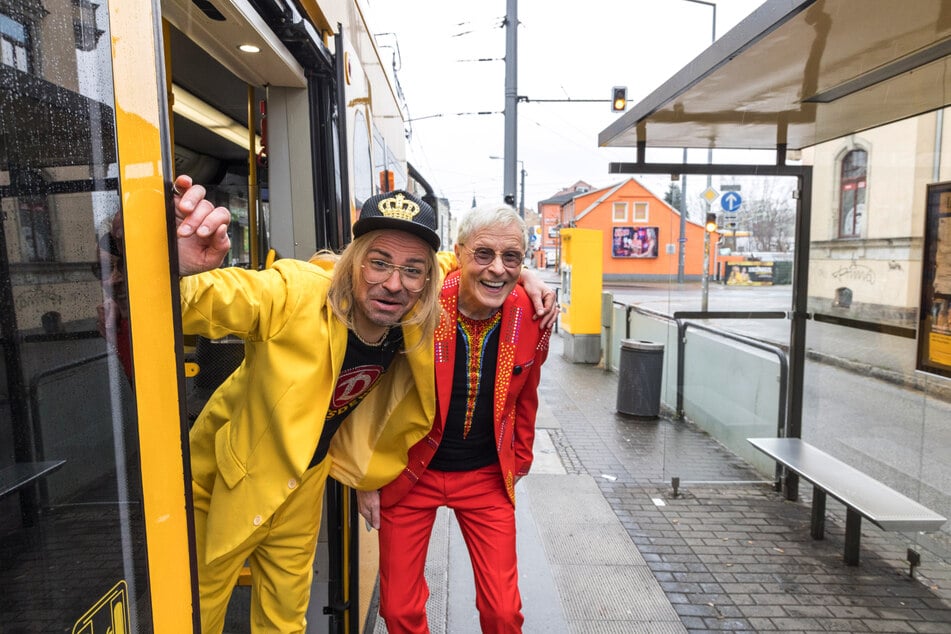 Am "Klax" steigt Wolle Förster (70, r.) zu Christian Kühn (42) alias König in die Sonder-Bahn.