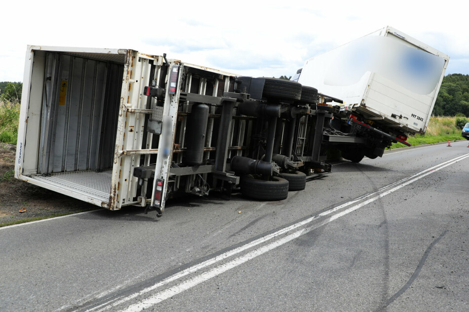 Der Hänger des Lkw kippte auf die Seite.