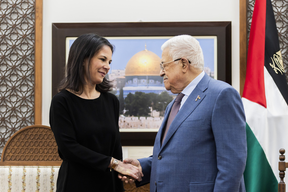 Am Montagabend lobte die Grünen-Politikerin die Palästinensische Autonomiebehörde (PA) nach einem Treffen mit dem palästinensischen Präsidenten Mahmud Abbas (88. r.) ausdrücklich für deren Beitrag zu der von Israel heftig kritisierten UN-Resolution.