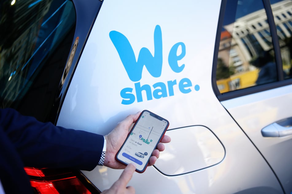 Auf einem Smartphone ist die App des Fahrdienstes WeShare installiert.