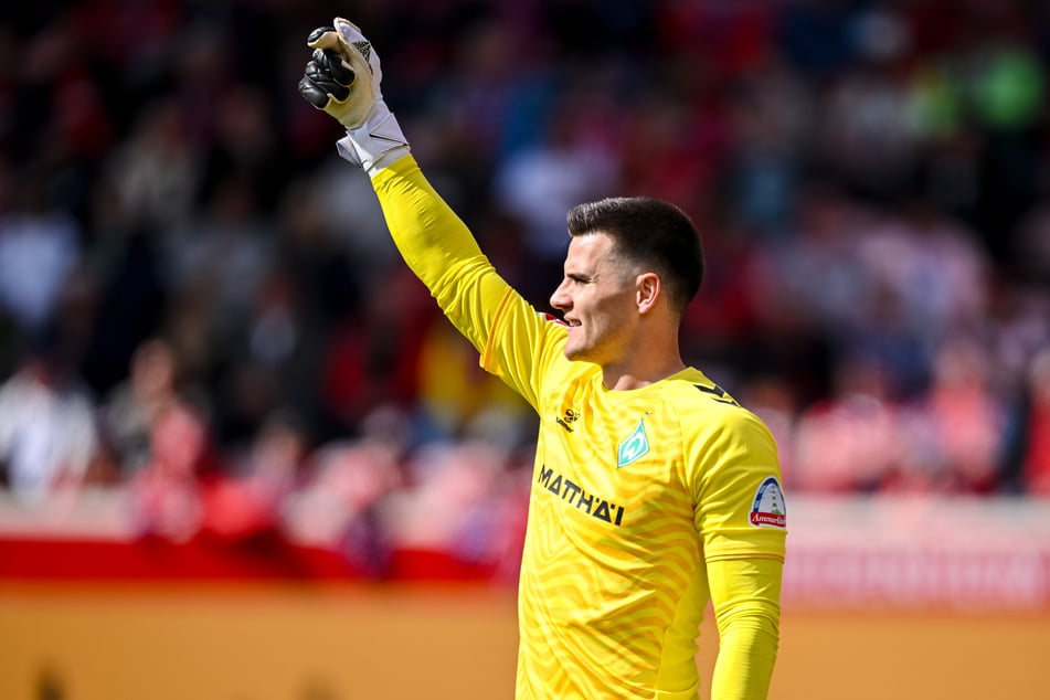 Die Spatzen pfiffen es von den Dächern: Michael Zetterer (30) verlässt Werder Bremen und geht zu Eintracht Frankfurt.