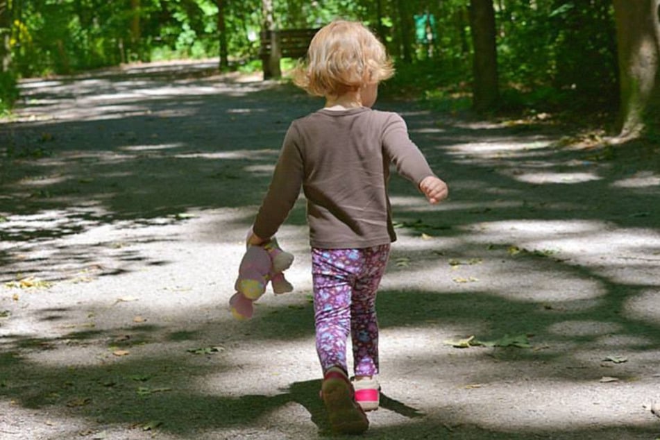 In Mittelfranken ist ein Dreijähriger aus einem Kindergarten ausgebüxt – allerdings nicht lange. (Symbolbild)