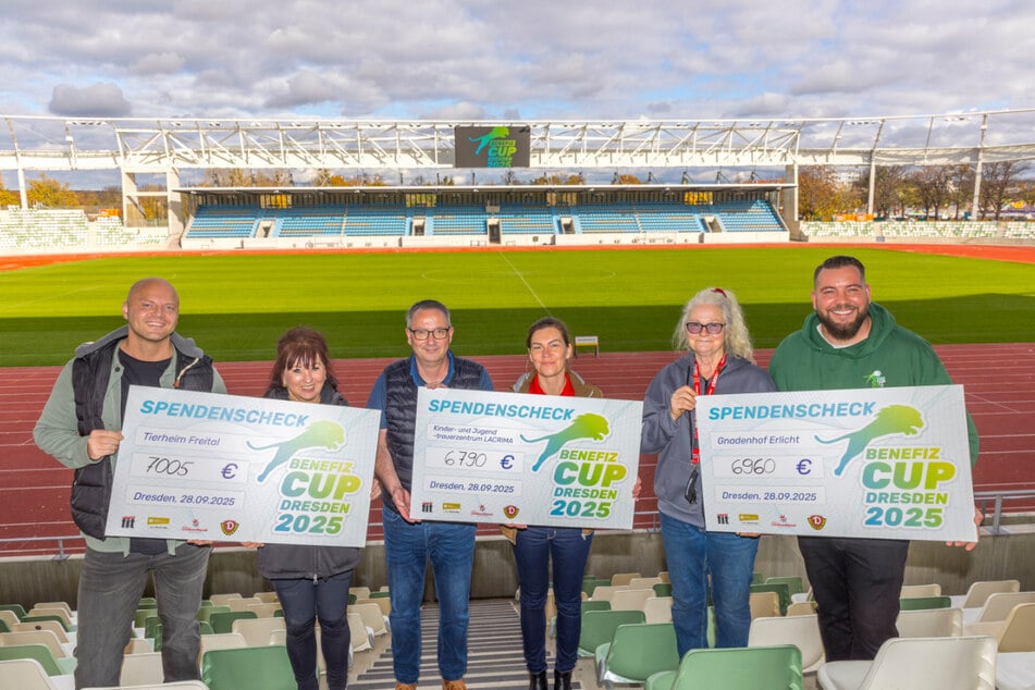 Waren happy: Veranstalter Stefan Lasch (40, v.l.), Tierheim-Chefin Regina Barthel-Marr (65), Sportbürgermeister Jan Donhauser (56, CDU), Johanniter-Chefin Maria Vater (38), Gnadenhof-Betreiberin Heike Flaxa (64) und Veranstalter Martin Selle (35).