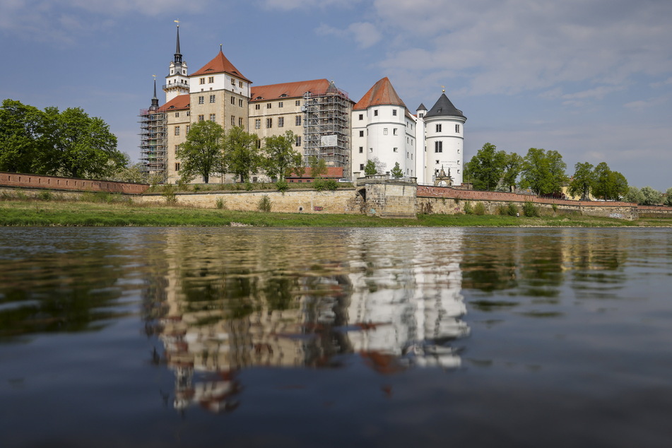 Das imposante Schloss Hartenfels zeigt eine Dornröschen-Sonderausstellung.
