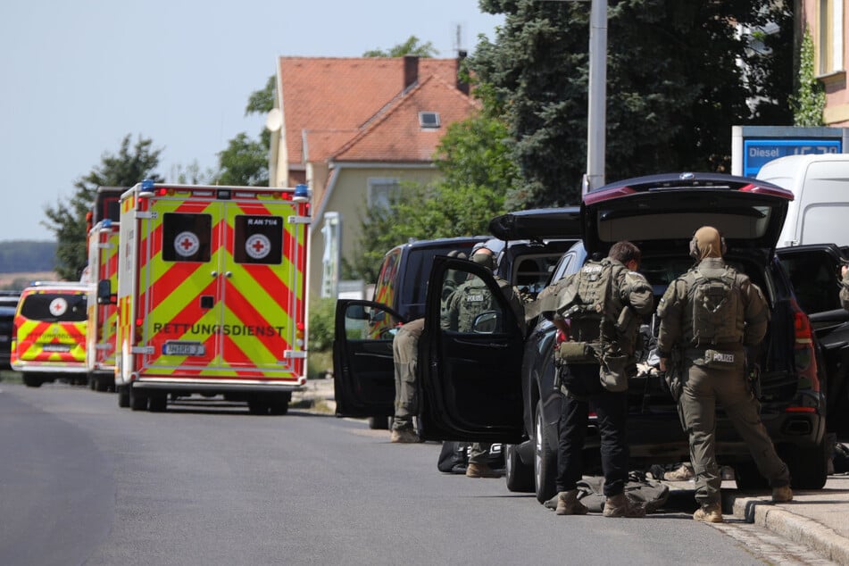 Kräfte des Spezialeinsatzkommandos sind nach gemeldeten Schüssen in einer Asylunterkunft in Mittelfranken vor Ort.