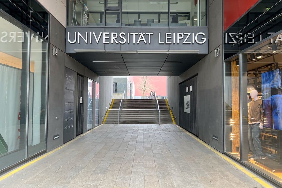 Ein Zugang zum Innenhof des Campus Augustusplatz mit den Seminargebäuden - der Bereich ist für jedermann zugänglich.